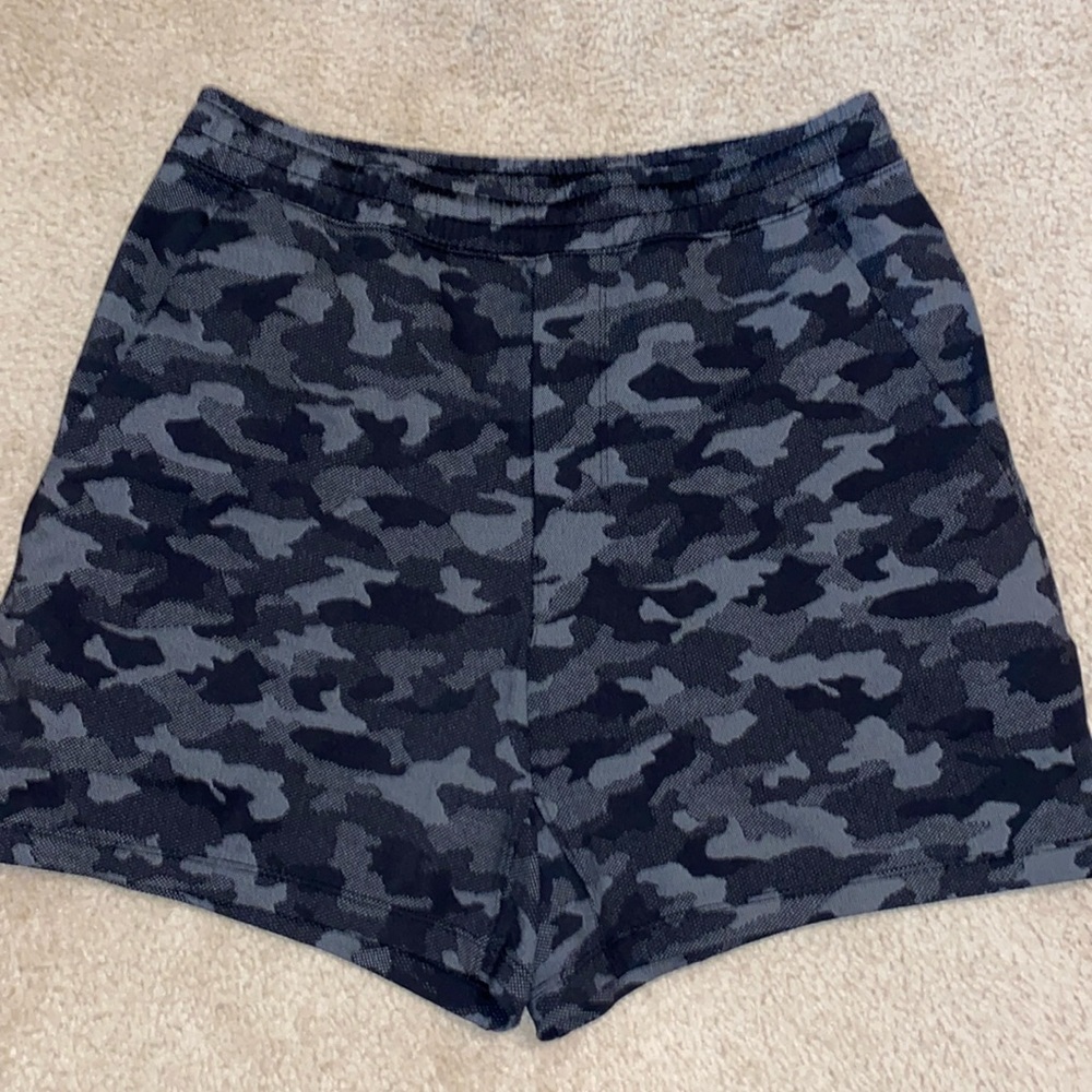 Lululemon men’s size medium unlined shorts with pockets.